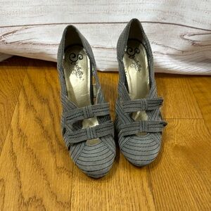 Women's gray Seychelles vintage looking bow high heels size 9